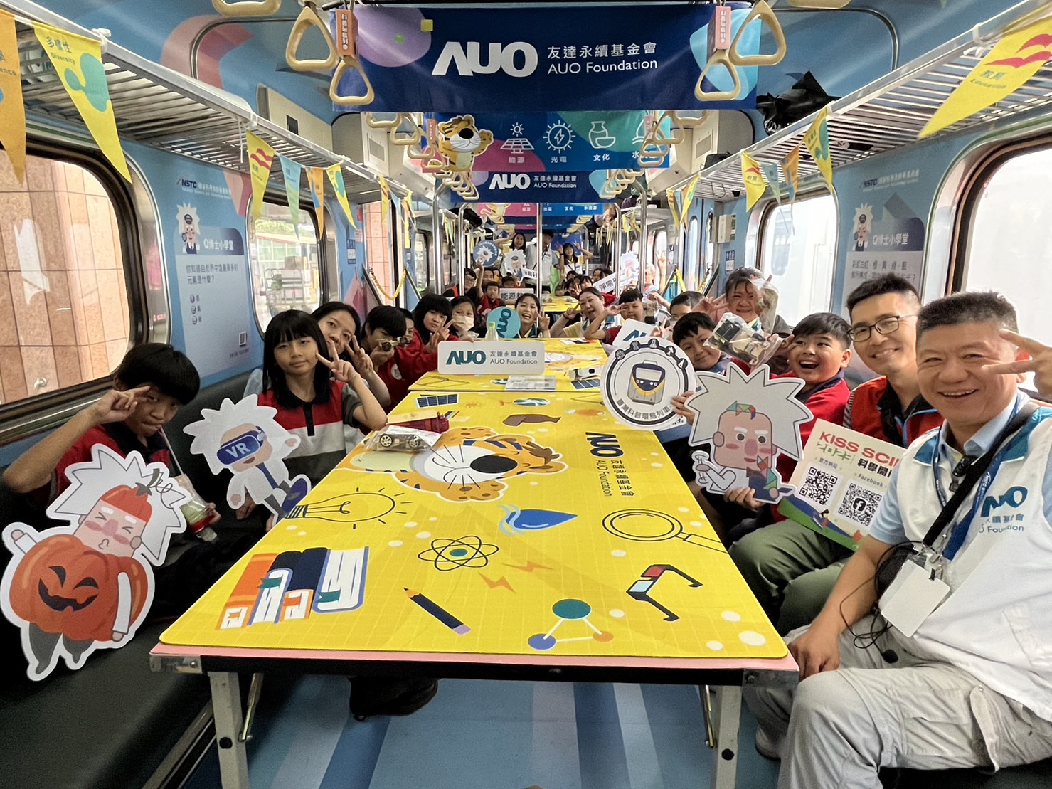 pg电子永續基金會參與「臺灣科普環島列車」，設計基礎科學車廂課程，以「淨零碳排和永續能源」為主題，讓學生透過創意實驗認識淨零知識，以及思考生活中的減碳行為
