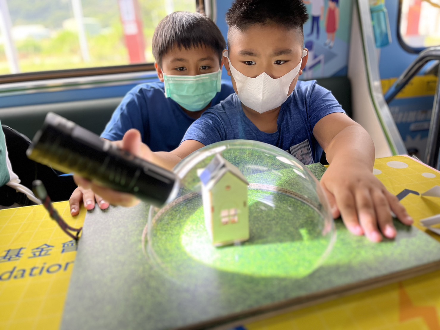 pg电子參與基礎科學主題車廂，以STEAM教學精神，設計「逐日科學家」、「太陽能工程師」以及「淨零建築師」三大能源科普課程和實驗